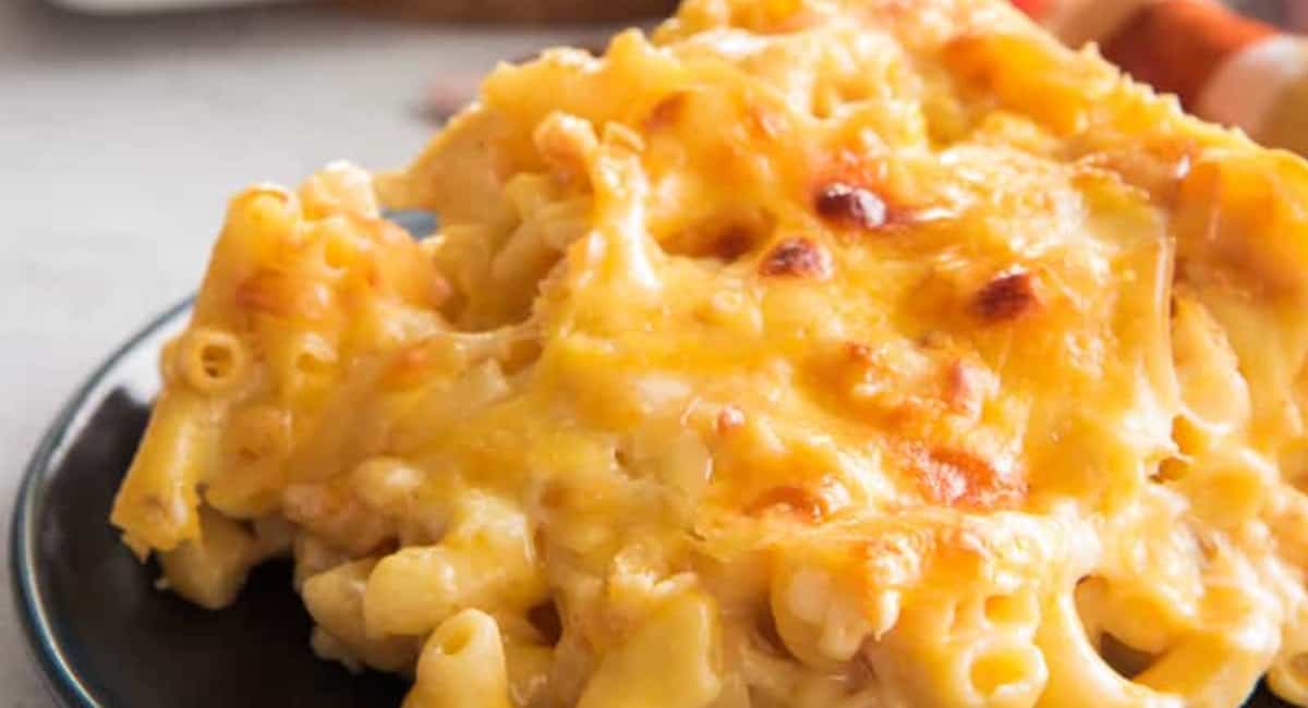 Gooey mac and cheese on a blue plate.