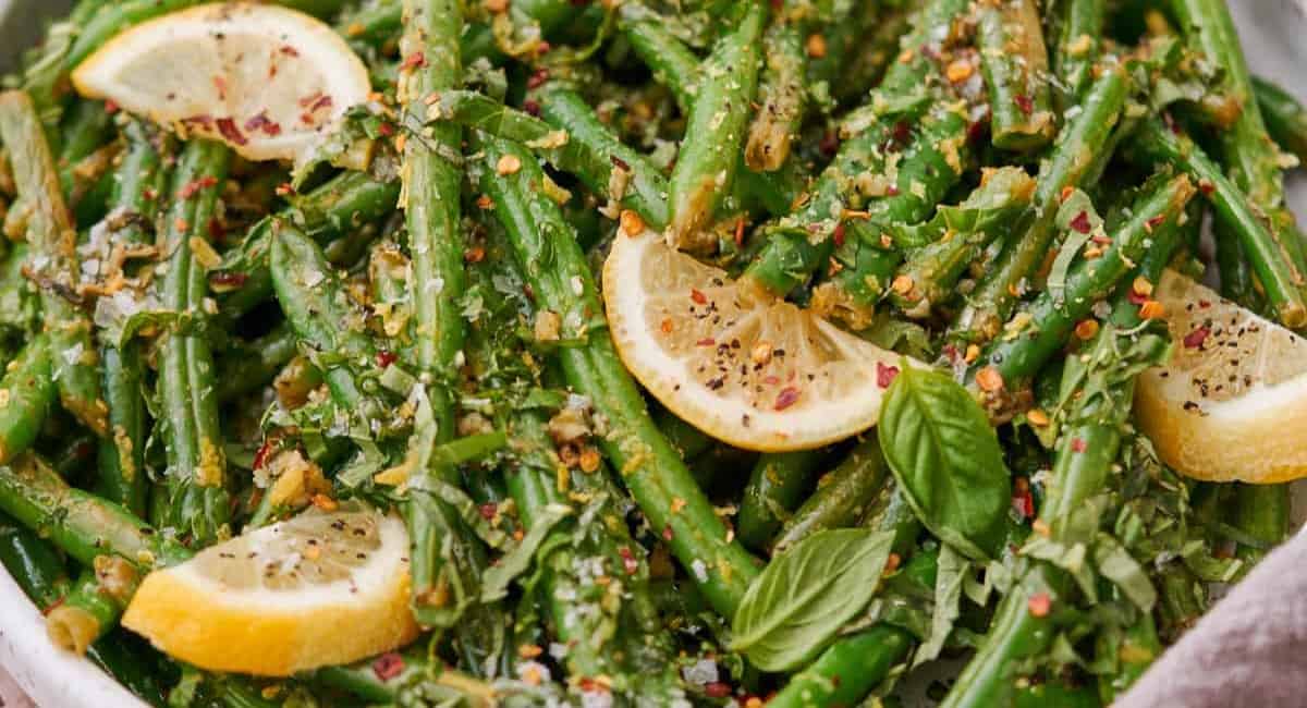 Photo of lemon garlic green beans with garnish. 