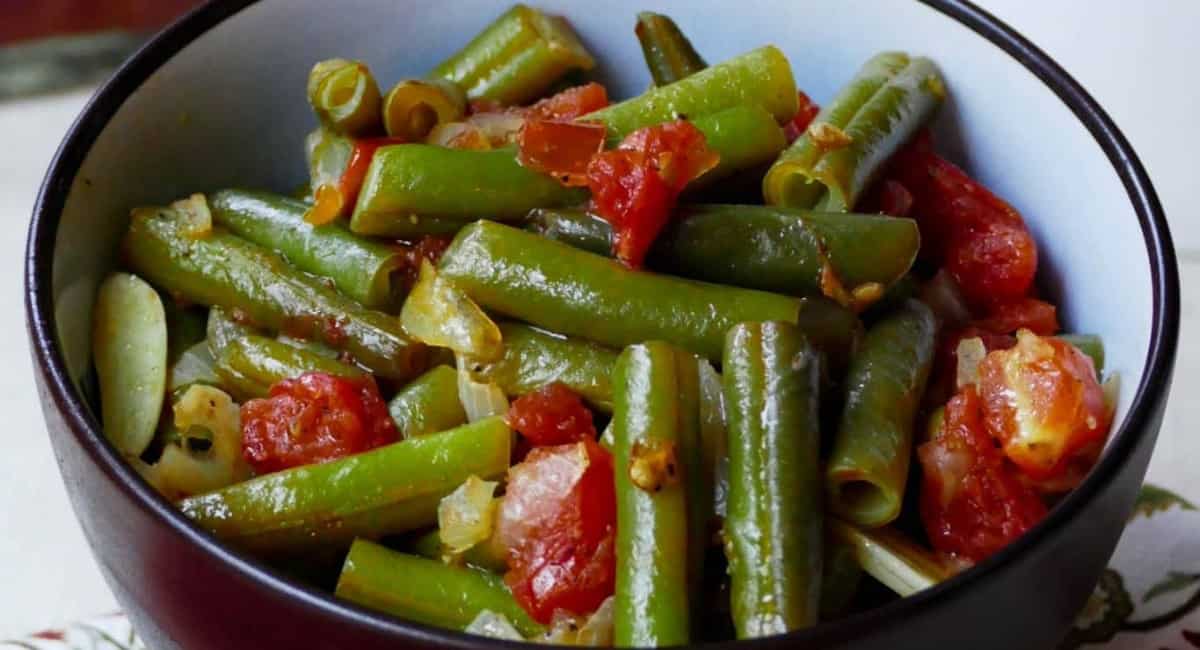 Up close image of instant pot green beans middle eastern syle in black bowl.