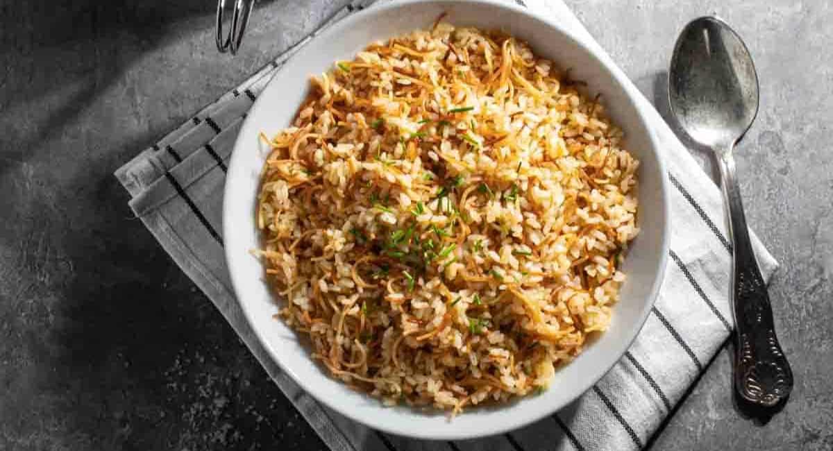 Overhead image of Egyptian rice with vermicelli.