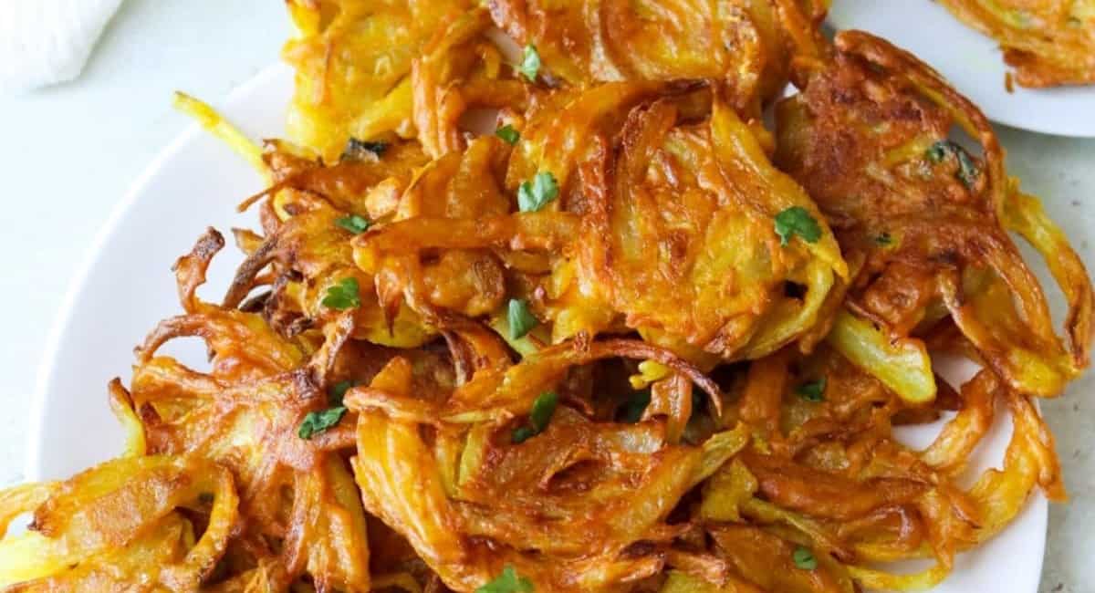 Up close image of onion bhaji with garnish.