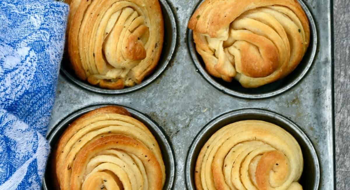 Overhead image of garlic butter cruffins with crescent roll dough. 