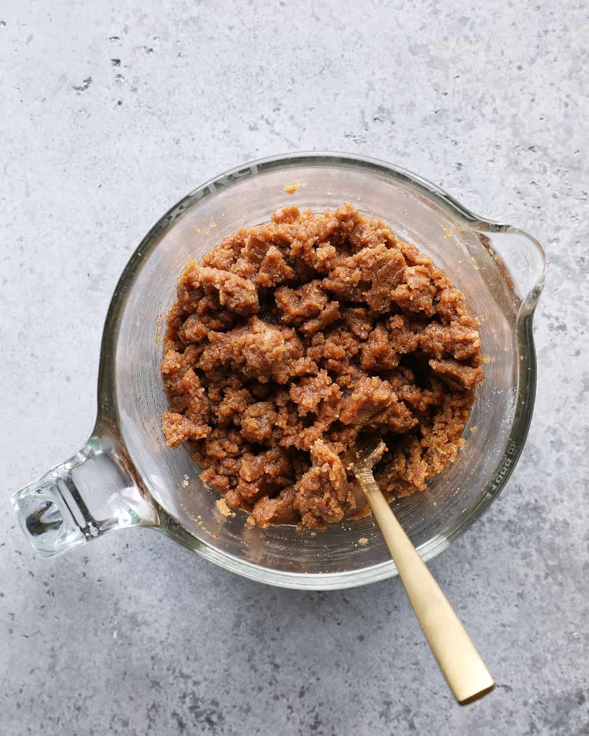 Brown sugar and cinnamon crumb topping mixed into small and large clumps.